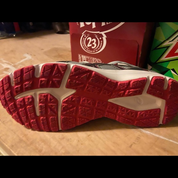 Women’s ASICS - Picture 2 of 2